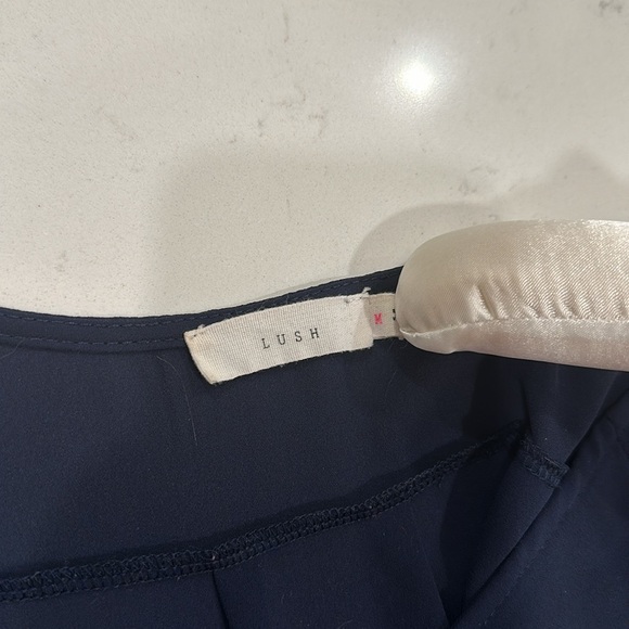 Lush 3/4 length sleeve top - Picture 3 of 3